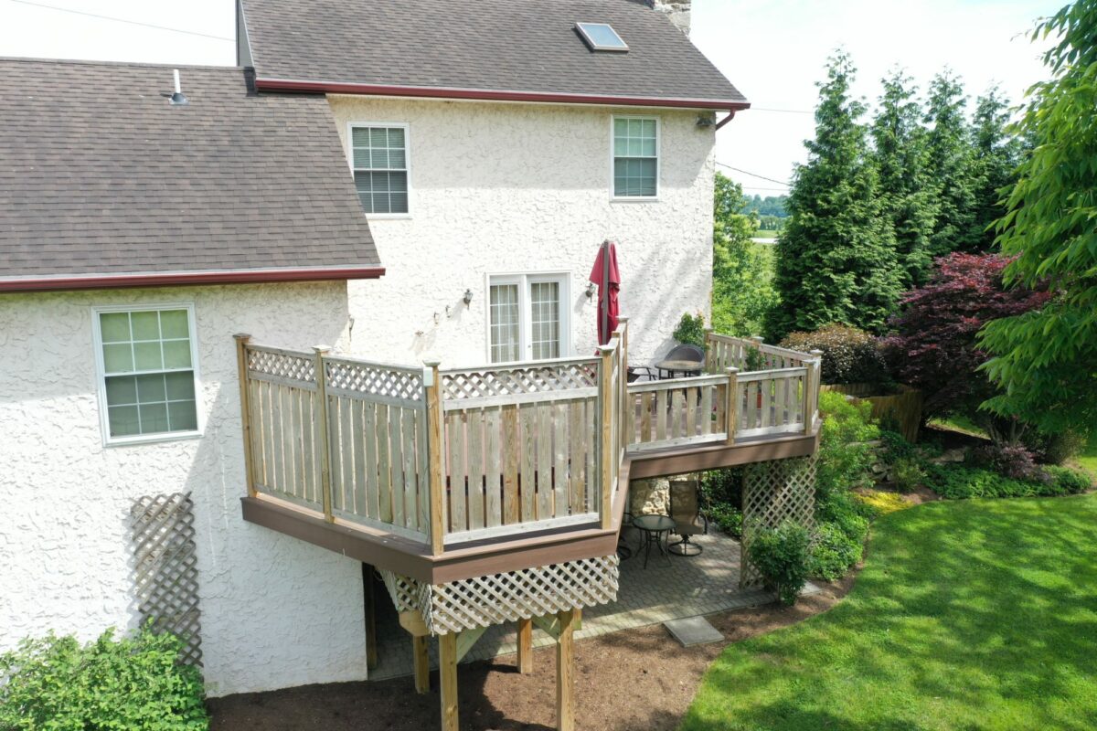 Deck with hot tub and cedar railing