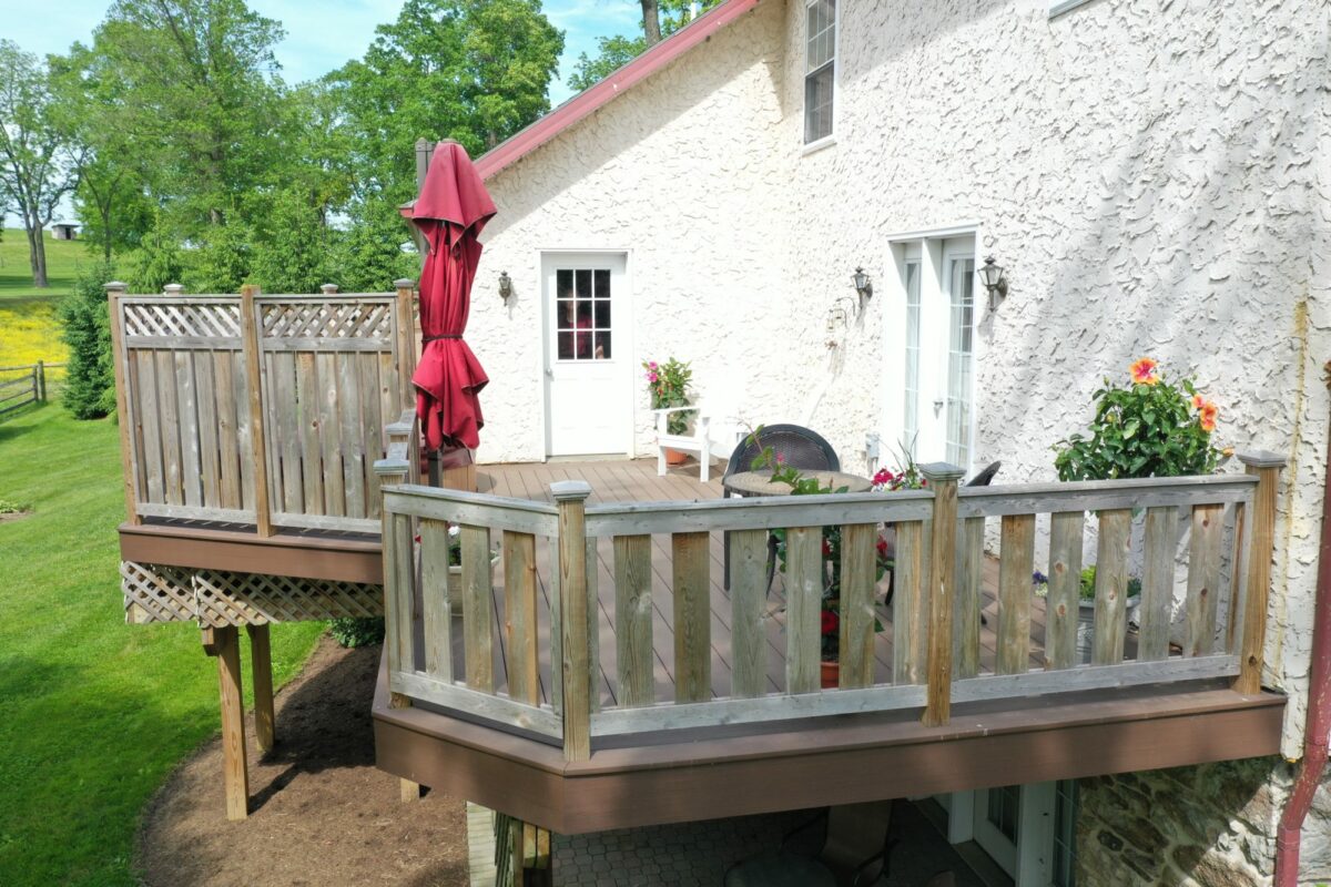 Deck with hot tub and furniture