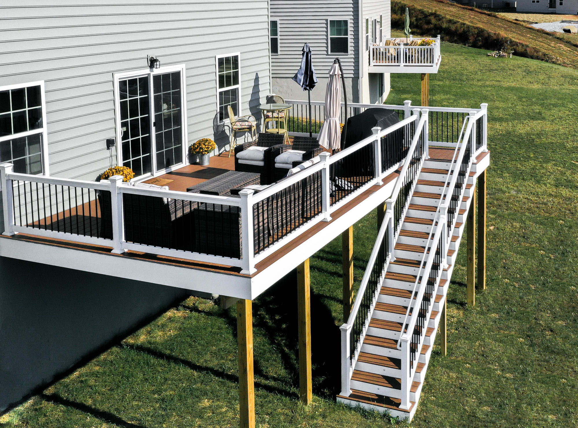 Trex Deck With Vinyl Railing Riser Lights On Stairway
