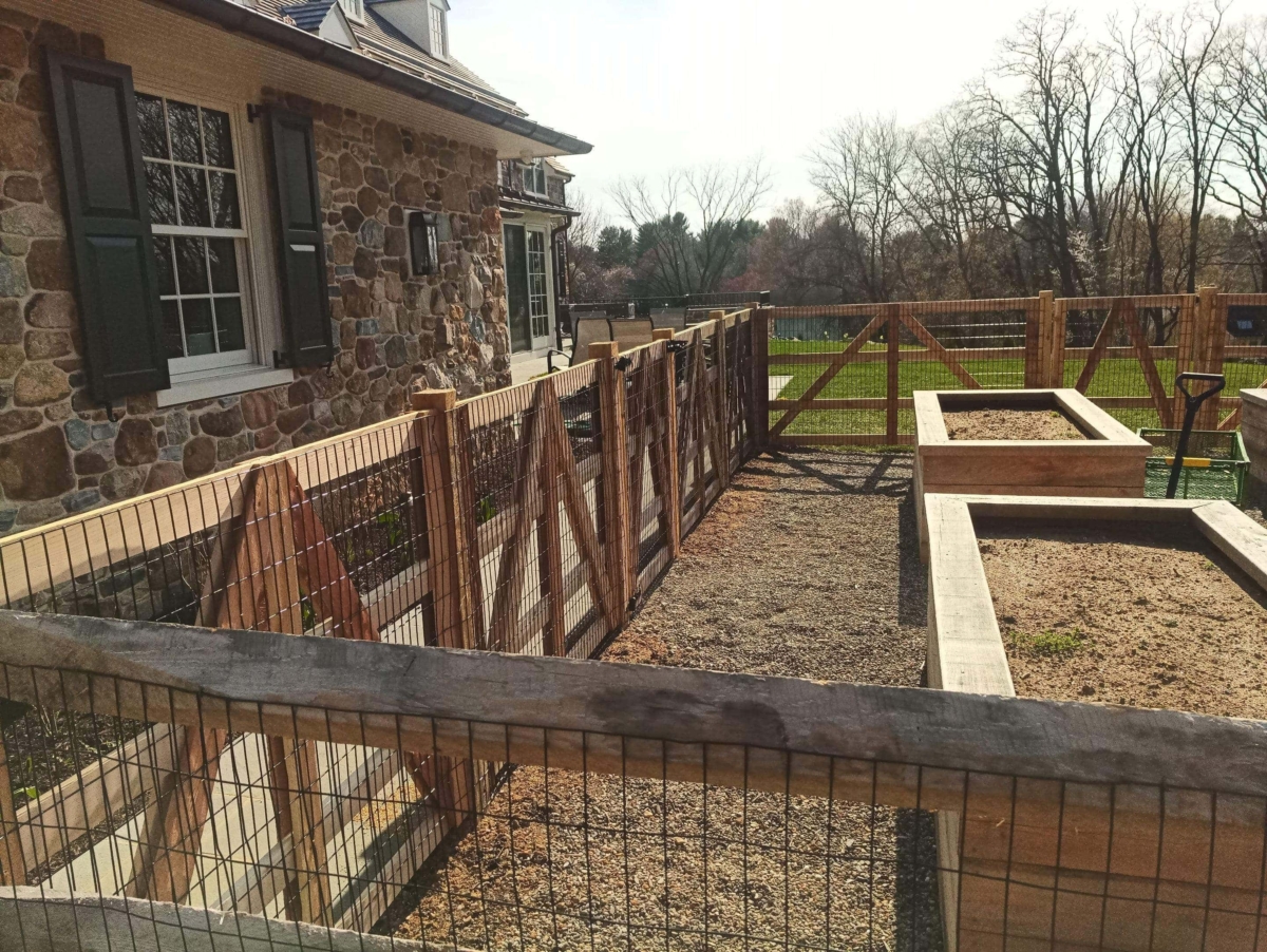 4' tall wood fence with wire