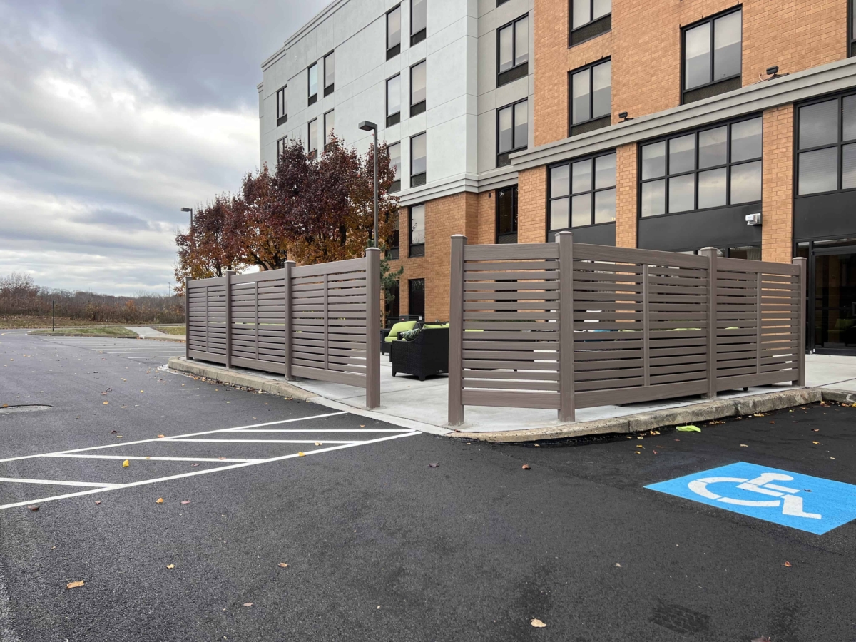 horizontal vinyl fence at apartment complex