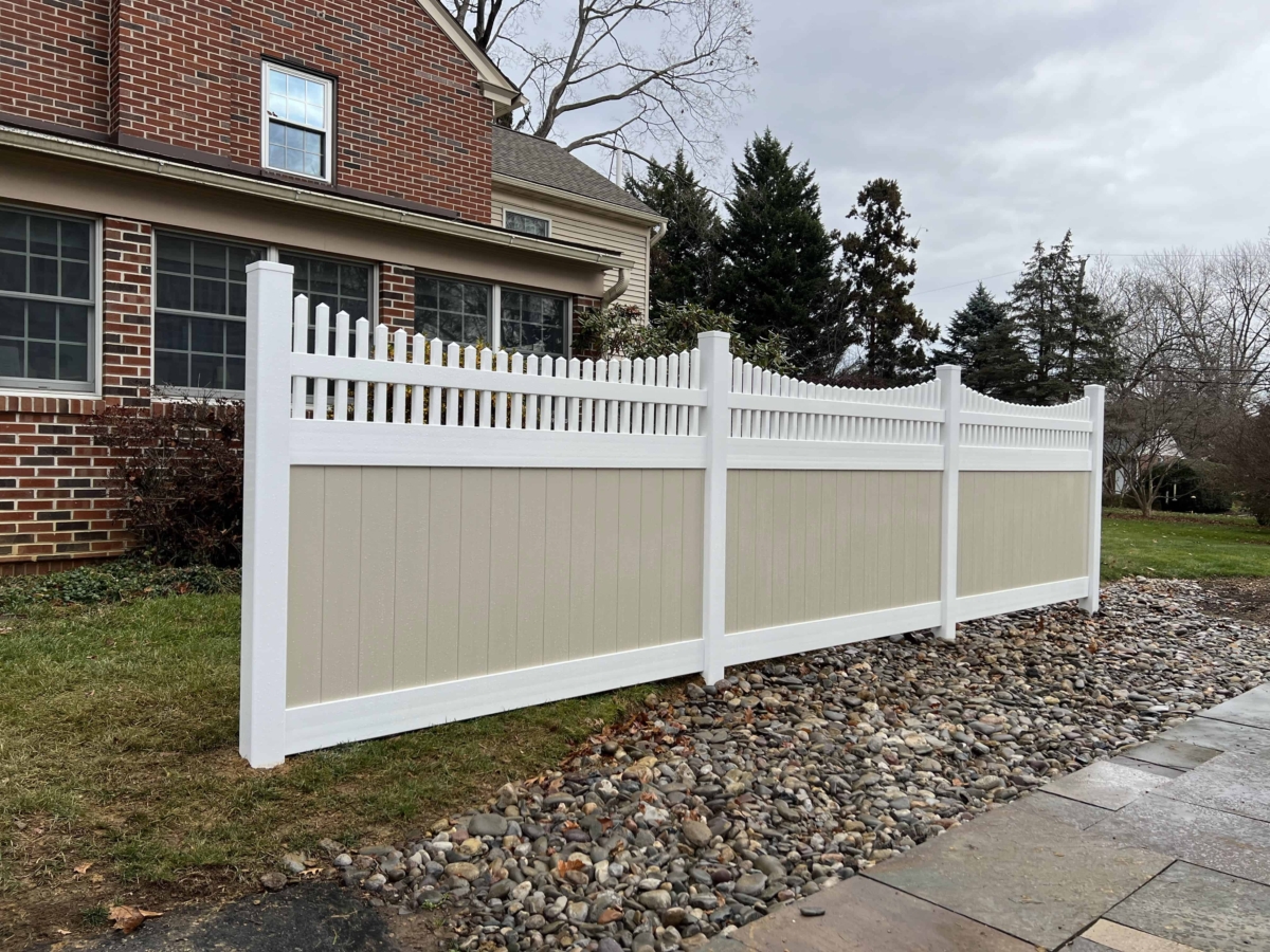 two-tone spindle top vinyl fence