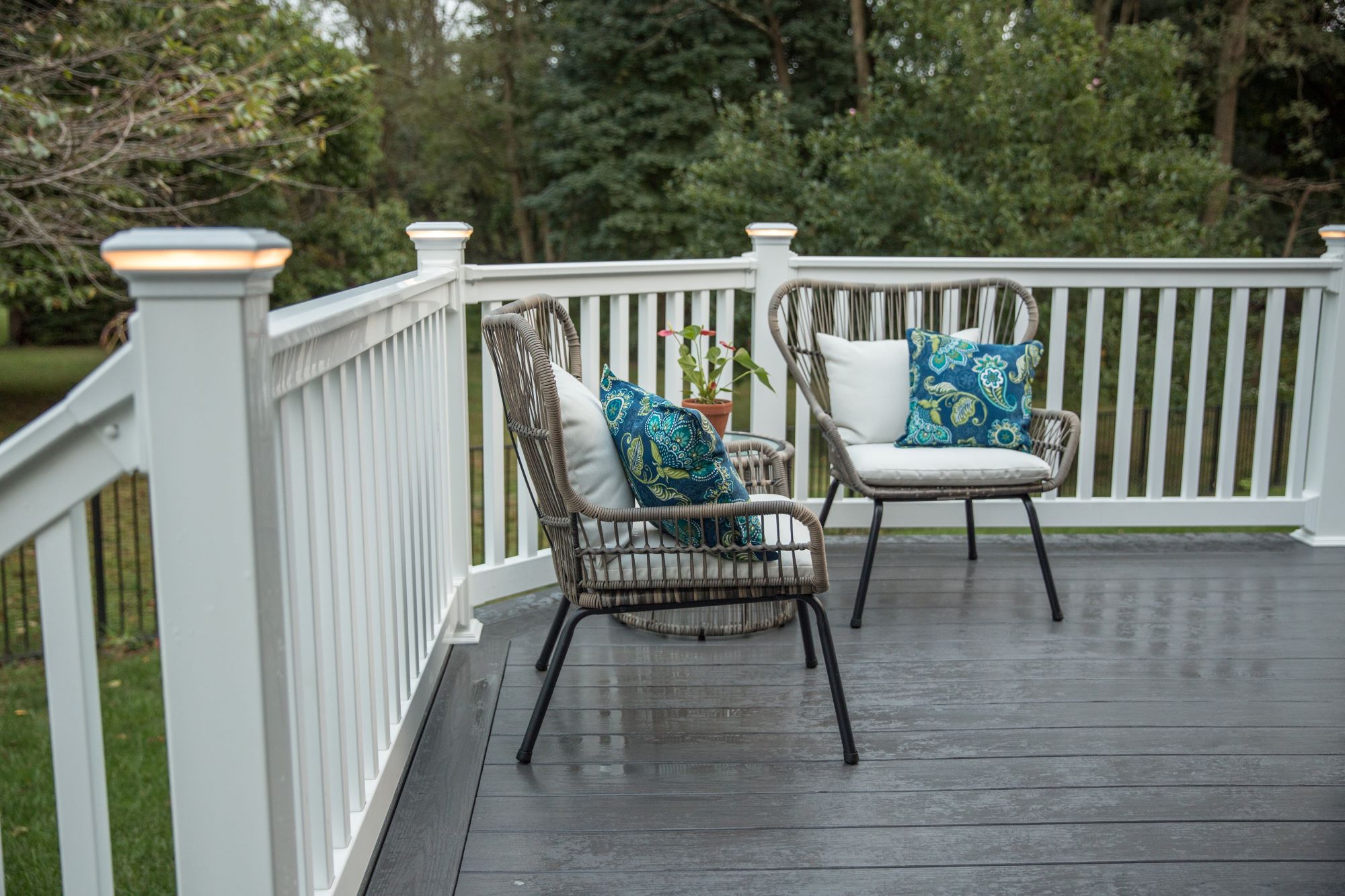 deck with lighted railing