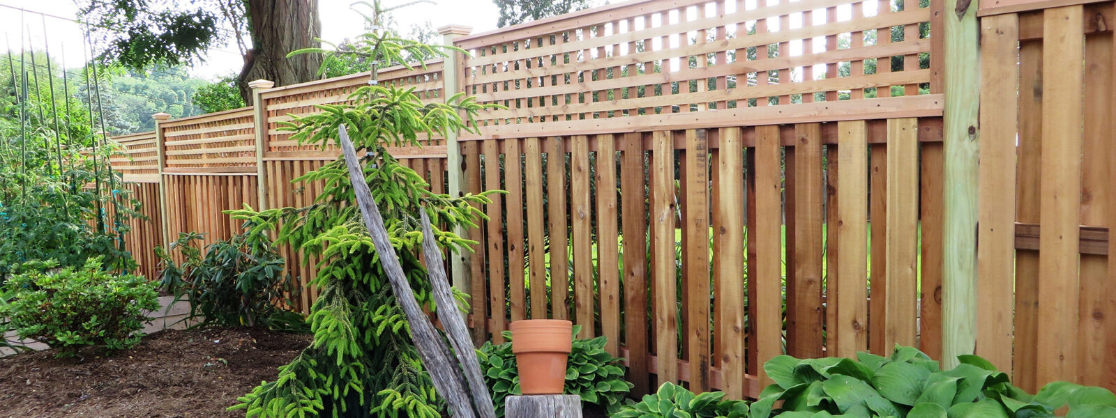 Shadowbox fence with lattice top