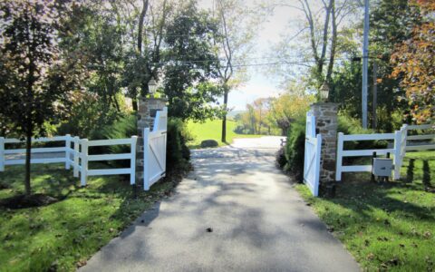 vinyl rail fence with estate gate