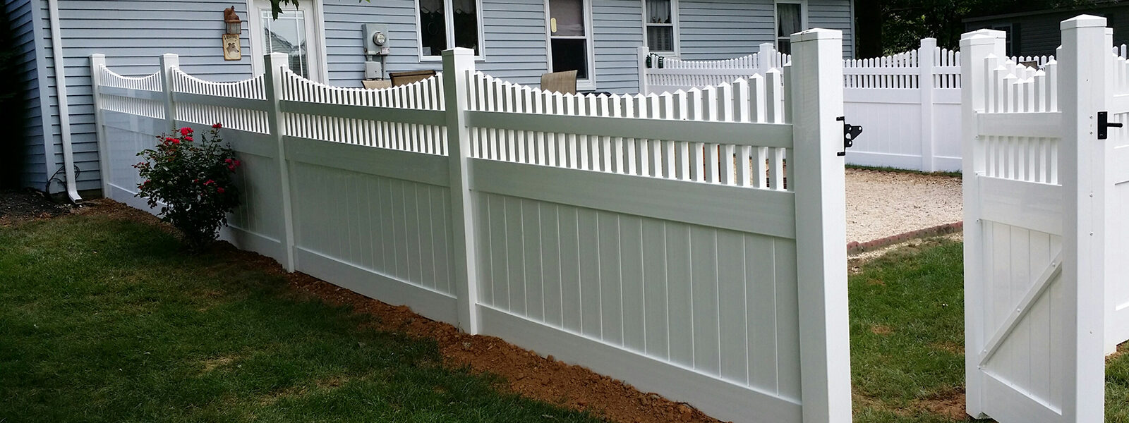 vinyl privacy fence with spindle tops and gate