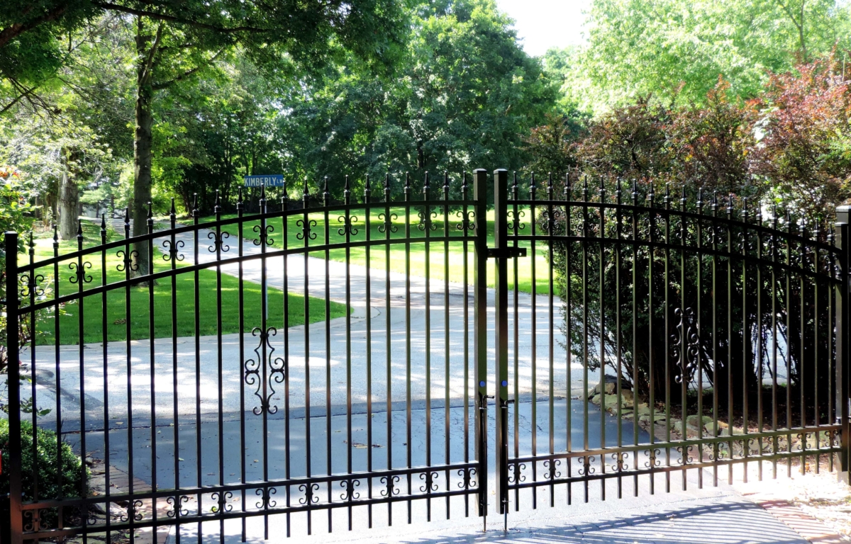 curved double metal gate