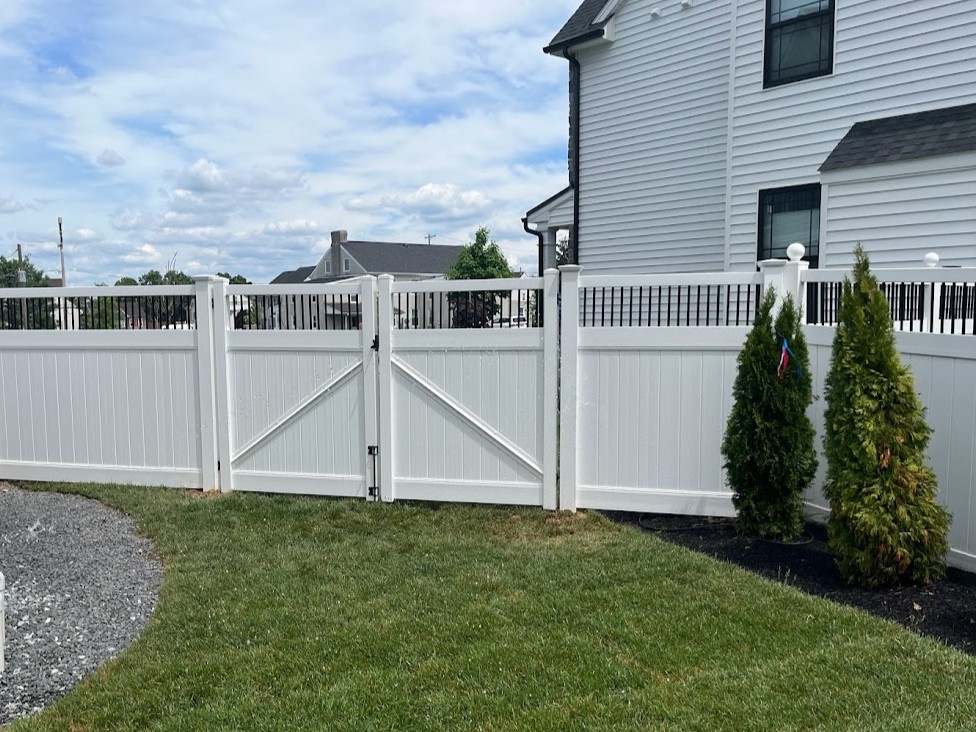 white vinyl privacy fence and gate