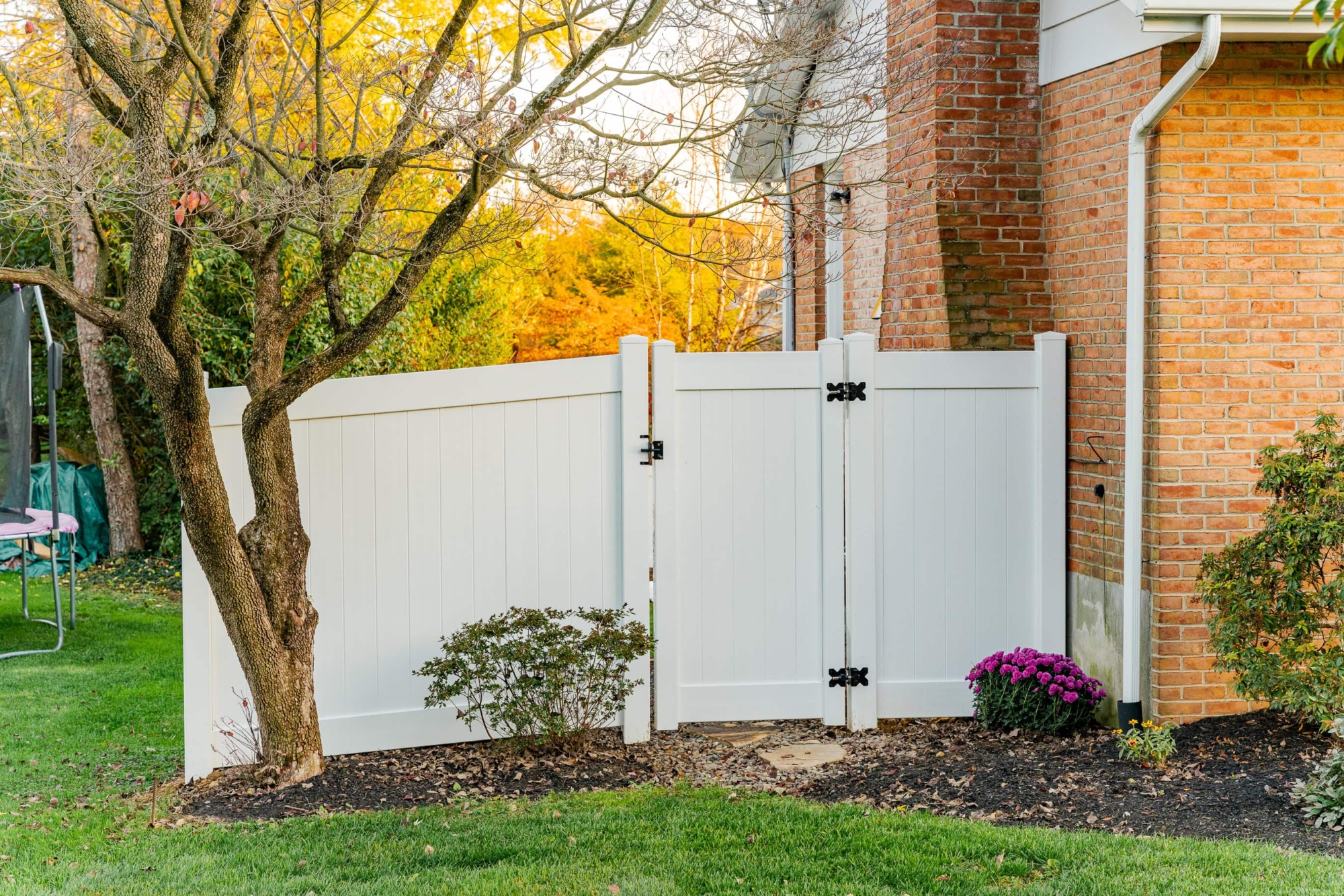 white vinyl fence and gate