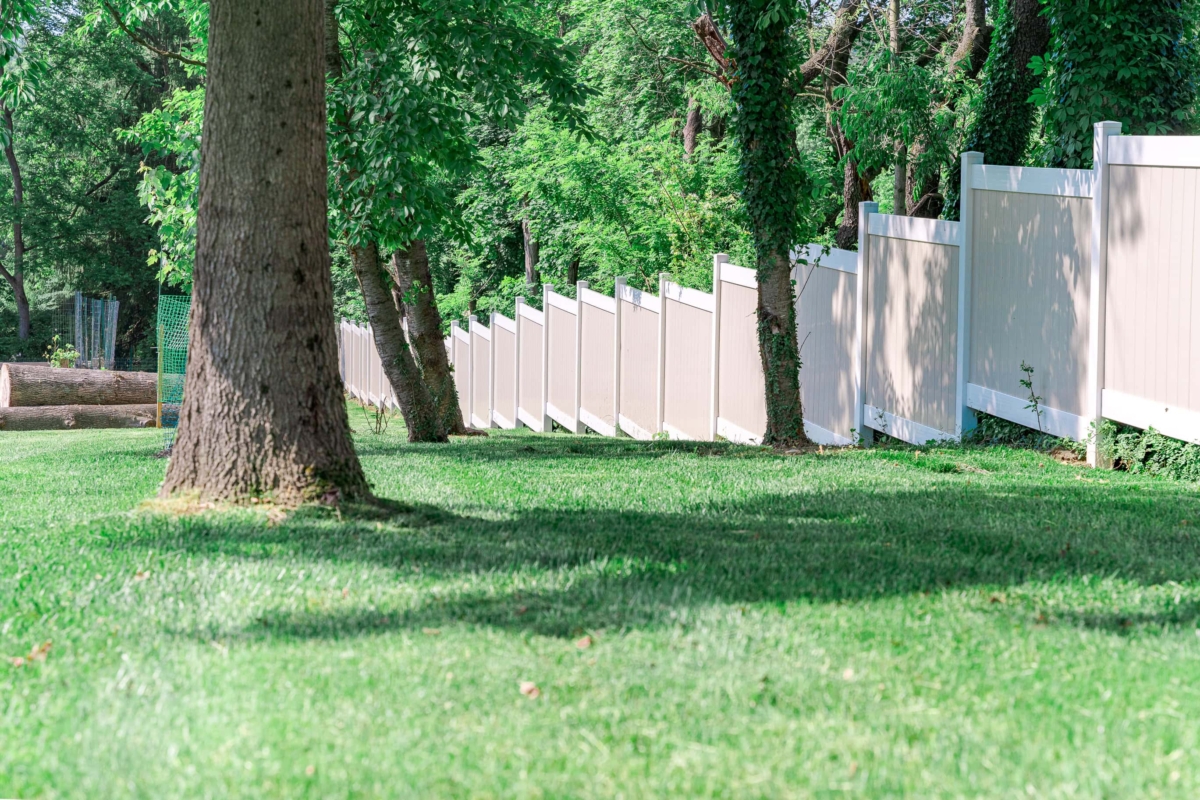 6' tall vinyl panel privacy fence
