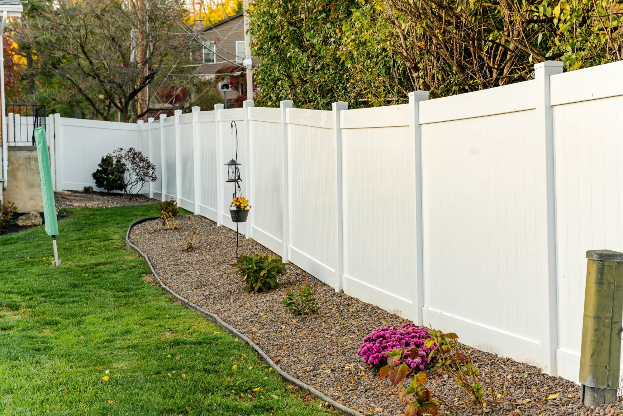 white vinyl privacy fence