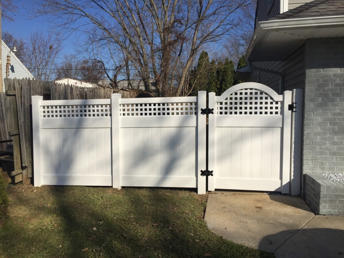 Georgetown White vinyl fence and gate with lattice top