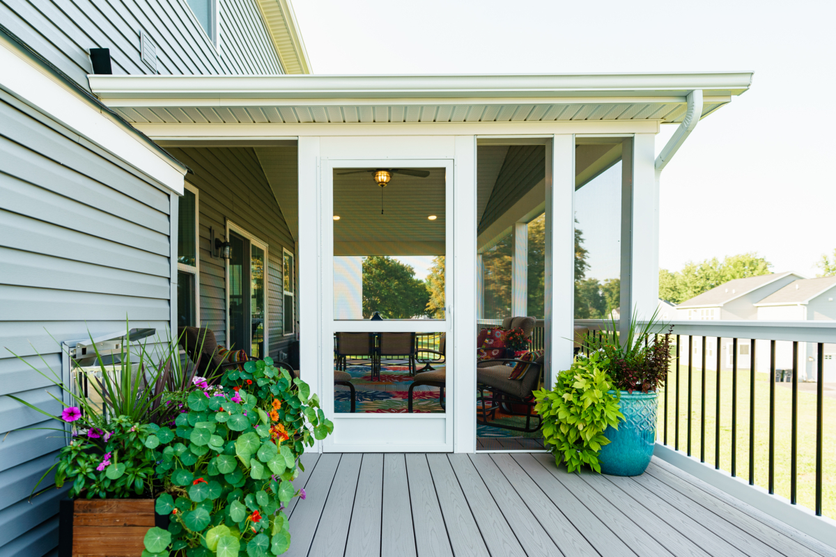 image of a screened in roof with screen door and pvc wrapped support posts built by integrous fences and decks